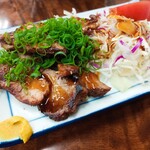 金時食堂 - 自家製チャーシュー、あぶってタレをつけてくれる。うめー。