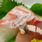 金時食堂 - 鯛とカンパチ(食べかけ、申し訳ない)。一膳飯屋のレベルではない。うめー。