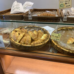 塩パン屋 パン・メゾン - 店内の塩パンと焼き芋パン