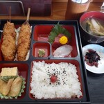 五色 - この串揚げが最高に美味い！右側は珍しいつくねの串揚げ