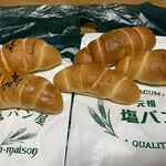 塩パン屋 パン・メゾン - 左:焼き芋パン　右:塩パン