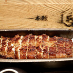 Unagi Yondai Me Kikukawa - 信楽焼きの器に盛り付けた一本ひつまぶし