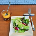 G-Tutto - 平日のパスタランチには、凝ったドレッシングのサラダと、サービスの人参の冷製ミニスープ付き