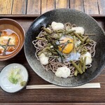 しげの屋 - 冷しげの屋蕎麦　コシの強い信州そばに山菜、卵、力餅、とろろ乗せて