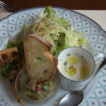 アチェーロ - 20130331）おすすめランチ（２０００円）の前菜。じゃがいものポタージュと野菜のキッシュ、鮪とアボカドのカルパッチョ、サラダ