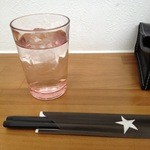 ラーメン専科 竹末食堂 - グラスは、ブルーやグリーン、ピンクなど。ティッシュケースは革ですね。