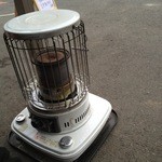 ラーメン専科 竹末食堂 - 今日は寒かったので、ストーブが出ていました。