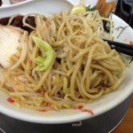 ラーメン専科 竹末食堂 - 野菜の山盛りを片付け、やっと麺に到達しました。