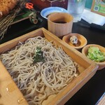 Minoru - お蕎麦と薬味、お蕎麦はカツ乗せた板の下にもあるので見えてる量の約２倍量です＾＾