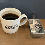 ベーカリー＆カフェ ベースプラスワン - コーヒーミルクがコーヒーフレッシュなのは残念ポイント。ブレンドコーヒー　470円。