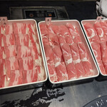 四川伝統火鍋 蜀漢 - 左は牛肉、真ん中と右は羊肉