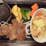 ステーキガスト - 料理写真:カットステーキ約80g＆チキン竜田（２個）