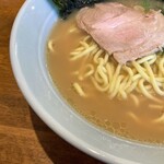 Yaguchiya - 豚骨感はライトでマイルドなスープ。
