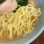 矢口家 - 丸山製麺(株)の中太麺はしっかり硬め。