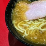 ラーメン 厚木家 - 見た目より醤油強めのスープは鶏油の香りが最高です。