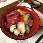 八起 - 海鮮丼。