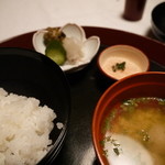 柳生の庄 - 尚椀：鶏丸スープ仕立て　御飯：白飯、桜でんぶ　香物：かぶ桜花、蕗の塔辛煮