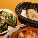 ピッツェリア ポンテチェントロ - パン+サラダ