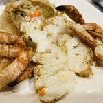 居酒屋 ほがら家 - クリガニ。　クリガニは毛ガニと同じクリガニ科クリガニ属の一種で、甲長８センチ程のカニです。毛ガニに比べ価格がとても安く、その割に美味しいカニなのでコストパフォーマンスに優れた食材なようです。