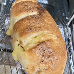 ブティック・トロワグロ - 黒胡椒とベーコンのチーズフランスパン