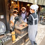 あぶり餅 本家 根元 かざりや - 【2022年07月】暑い中、オカアサン達が、お餅を炙っていました。