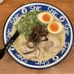 博多らーめん ShinShin - 煮玉子入りらーめん¥890。