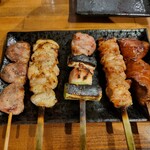 炭火やき 鶏煌 - お任せ5本。まずは定番のこれで。