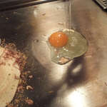 おうさか苑 - 玉子を割りいれて薄焼き玉子を作り、素焼きをオン！