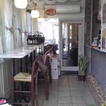 TRATTORIA AL SODO  - 入口すぐのカウンター席は南イタリアの解放的な空気