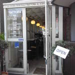 TRATTORIA AL SODO  - 入口のドアから異国情緒たっぷり