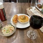 Pasuta Ando Kafe Pieru - サラダとパンとワイン