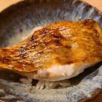 鮨 十兵衛 - ⑨炭火焼き赤鯥(長崎県対馬列島産)のマイクロ丼
                      産卵期は初夏～初秋、旬は晩秋～晩冬
                      ふっくら感を残した焼き方で、皮はパリッと香ばしく、身はふかふかで脂の旨みを堪能しました。