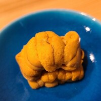 鮨 十兵衛 - ⑤赤雲丹(福井県小浜産)(朝獲れ、明礬無し)
                    舌の上で5秒ホールドして旬の盛りの透明感のある上品な甘みと旨みをじっくりと堪能します。
                    特に朝獲れの赤雲丹は産地ならではで、明礬は無論無し、塩水も無し。