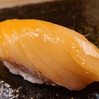 鮨 十兵衛 - ⑪鰆(千葉県産)
                    産卵期は春～夏、旬は秋～春
                    今回は旬では無いことから脂の旨みはありますがサッパリした味わいでした。