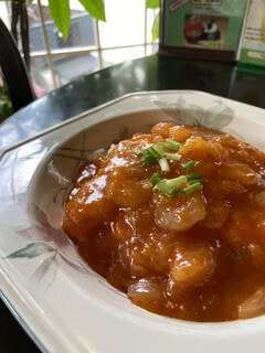Para Jiro - エビチリ丼、スープ付きます（¥680税込み）