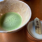 松田屋ホテル - ドリンク写真:部屋に入ると抹茶を点ててくれます