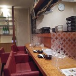 府中日本酒バルTOKUTOUSEKI - カウンター席