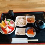 Ranchi Kissa Andoizakaya Washin - みそ汁・小鉢・サラダ・漬物付きです。