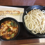 Musashino Udon Fujiwara - 旨辛肉汁うどん(並盛り)とちくわ天で950円