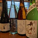 屋台酒場 リーダー - 日本酒が4号瓶に変わりました！常にフレッシュですぐに入りかわります！