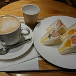 THE ROYAL CAFE  YOKOHAMA - フルーツサンドとカフェラテ