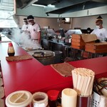 家系ラーメン王道 神道家 - ケンシロウにひでぶされそうなモヒカン店員さん。