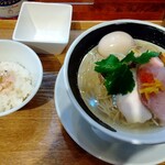 麺処 しろくろ - 貝とムール貝の汐そば 980円、半熟味玉 150円、貝の汐そば〆用ごはん 150円 ♪　