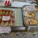 京町クロケットファミリー - 受付兼レジ左側 ロールキャベツ 500円・グラタン 390円