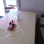 京町クロケットファミリー - こちらのテーブル席に座りました(^^)v