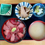 Kawashima ya - 生本まぐろ鉄火丼、まぐろのあら煮、香の物、豆腐の味噌汁