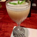 BAROSSA cocktailier - 本日の季節の果実のシャンパン・カクテル〜岐阜白桃