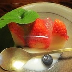 比良山荘 - 水物　苺のゼリー寄せ