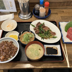 181262321 - 肉めし定食(ホルモン小)、馬刺し、馬肉ねぎ炒め
