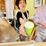 日本橋 蕎ノ字 - ◎みずみずしいズッキーニを見せてくれる女将さん。